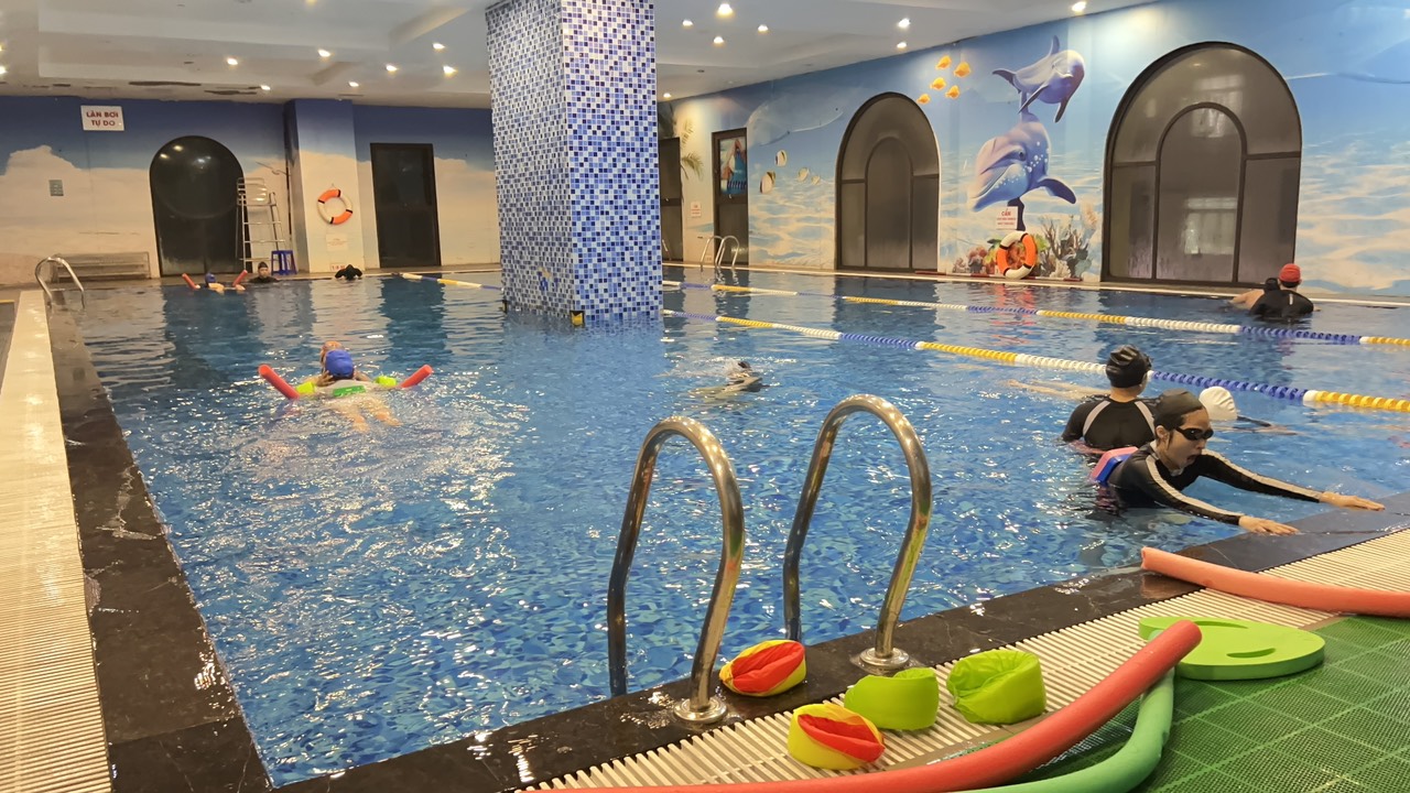 BỂ BƠI 4 MÙA ĐẶNG TIẾN ĐÔNG – ĐỐNG ĐA: CHI TIẾT GIÁ VÉ, GIỜ MỞ CỬA VÀ CÁC KHÓA HỌC BƠI UY TÍN
