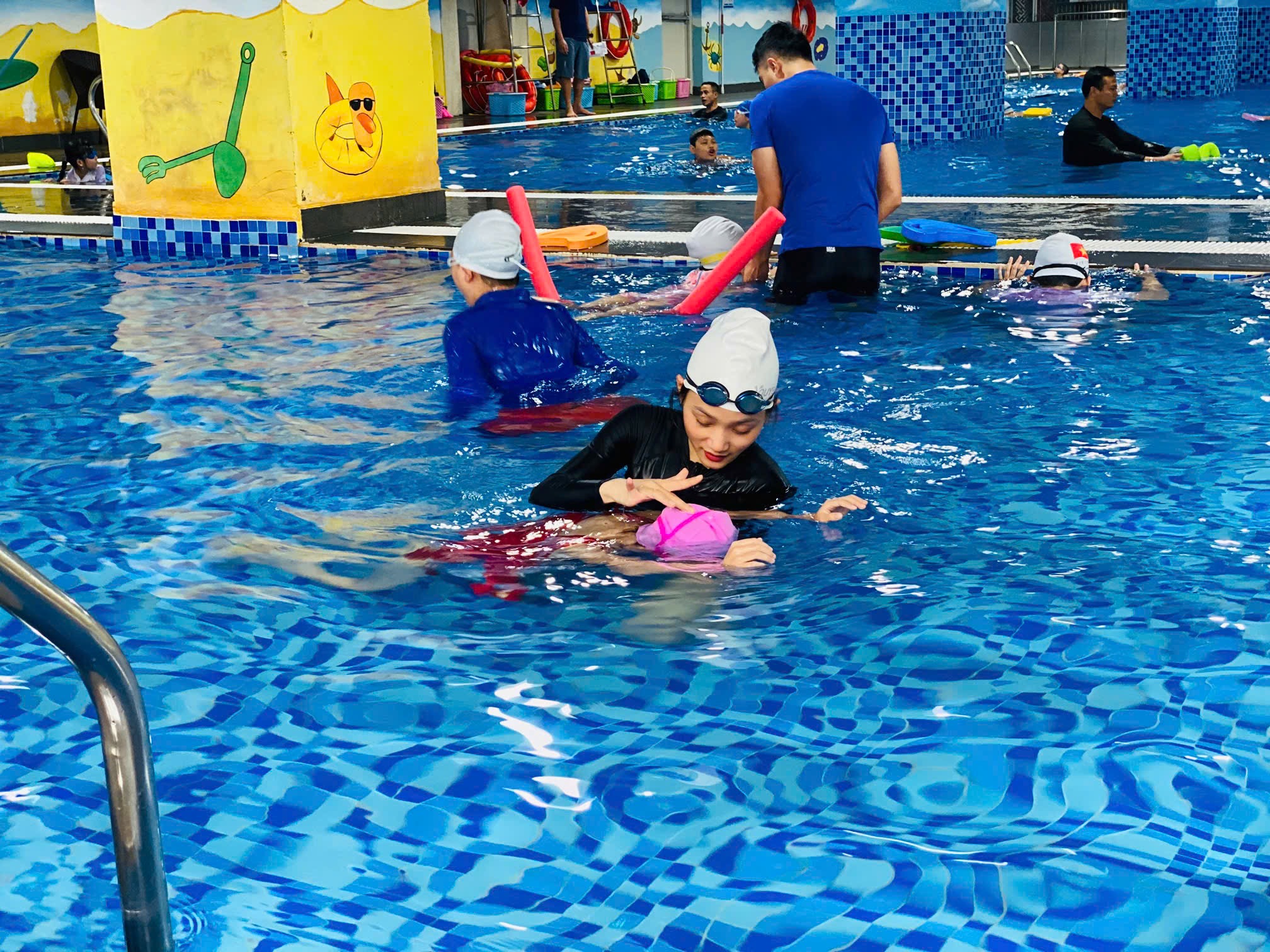 Lớp học bơi dành riêng cho bé gái có giáo viên nữ
