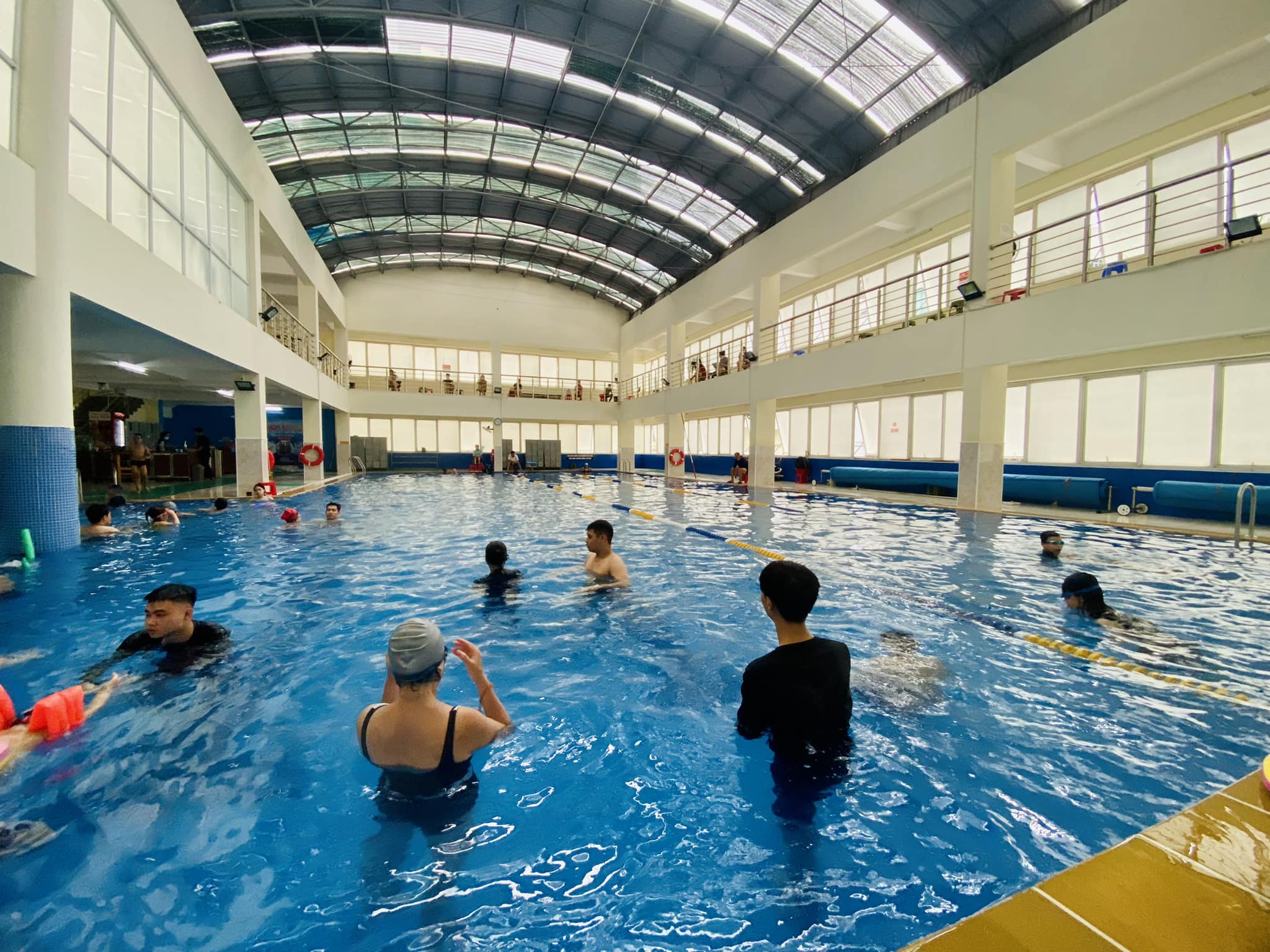 Giá khoá học bơi Hà Nội 2025 – So sánh từng quận