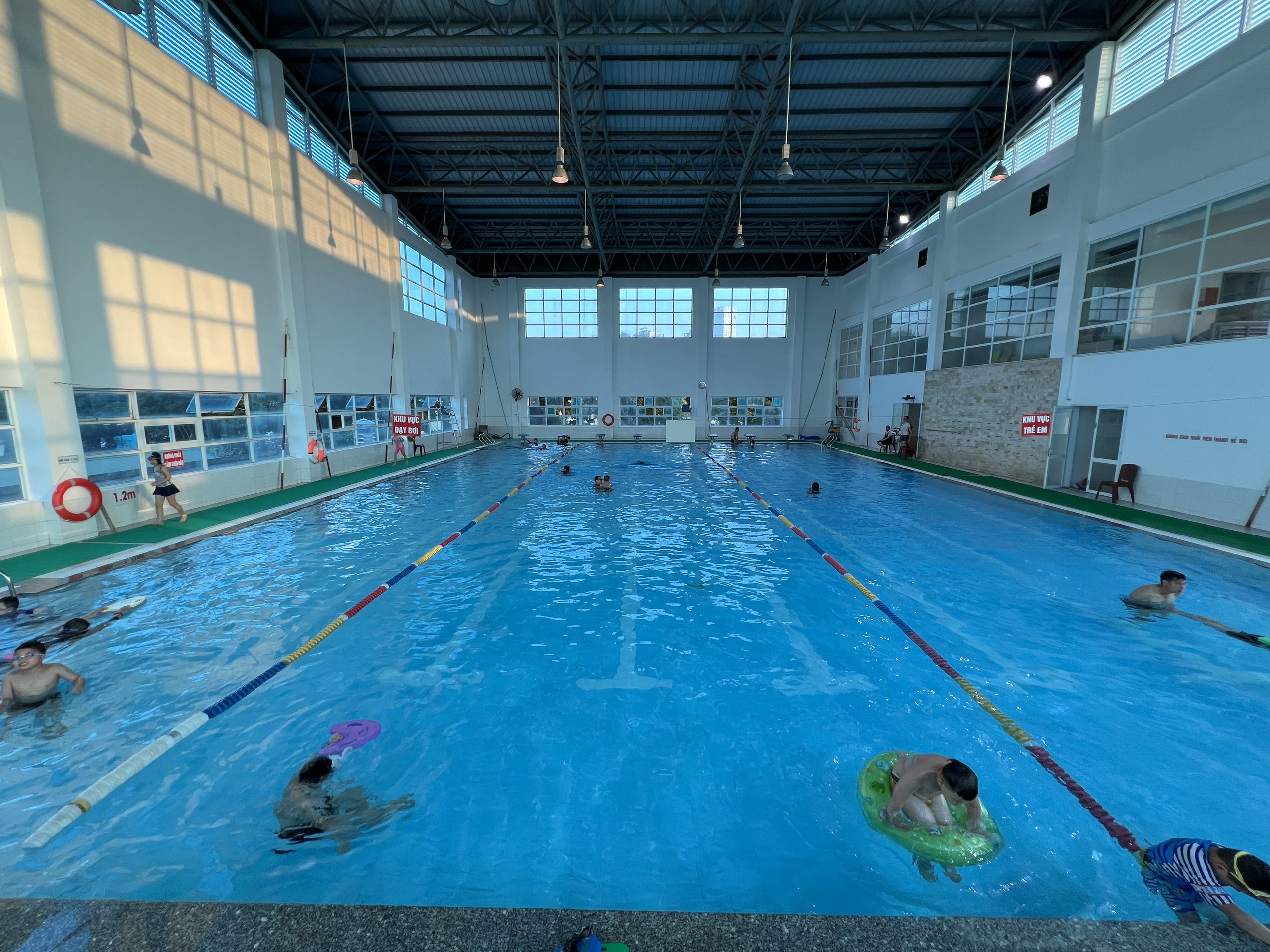 Học bơi là một kỹ năng sống thiết yếu, không chỉ giúp tăng cường sức khỏe mà còn đảm bảo an toàn trong môi trường nước. Nếu bạn đang tìm kiếm bể bơi lý tưởng để luyện tập và đăng ký lớp học bơi chất lượng, thì bể bơi bốn mùa Liên đoàn Bóng đá Việt Nam số 3 Lê Quang Đạo là một lựa chọn không thể bỏ qua. Với thiết kế hiện đại, nước ấm quanh năm và chương trình đào tạo chuyên nghiệp từ hocboicaptoc.vn, nơi đây đang thu hút đông đảo học viên ở mọi độ tuổi, đặc biệt là học bơi cho người mới bắt đầu và khoá học bơi trẻ em.